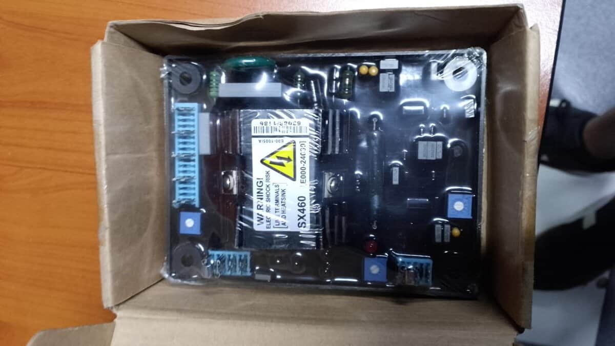 1. Tarjeta de control electrónico para maquinaria industrial, componentes electrónicos resistentes y de alta calidad para uso en sistemas complejos.