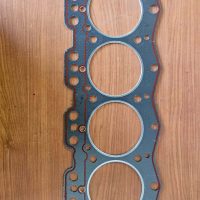 Junta de culata para motores de maquinaria pesada, compatible con diferentes modelos y marcas, diseñada para asegurar un sello hermético y óptimo rendimiento en equipos industriales.