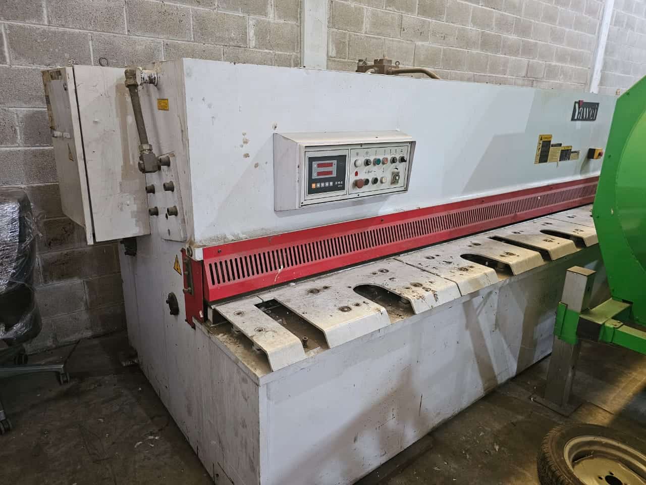 Cortadora de metales industrial, máquina de corte de metal pesada, equipo de maquinaria para procesamiento de acero y aluminio, herramienta de corte de precisión para talleres y fábricas, maquinaria de corte para construcción y fabricación.