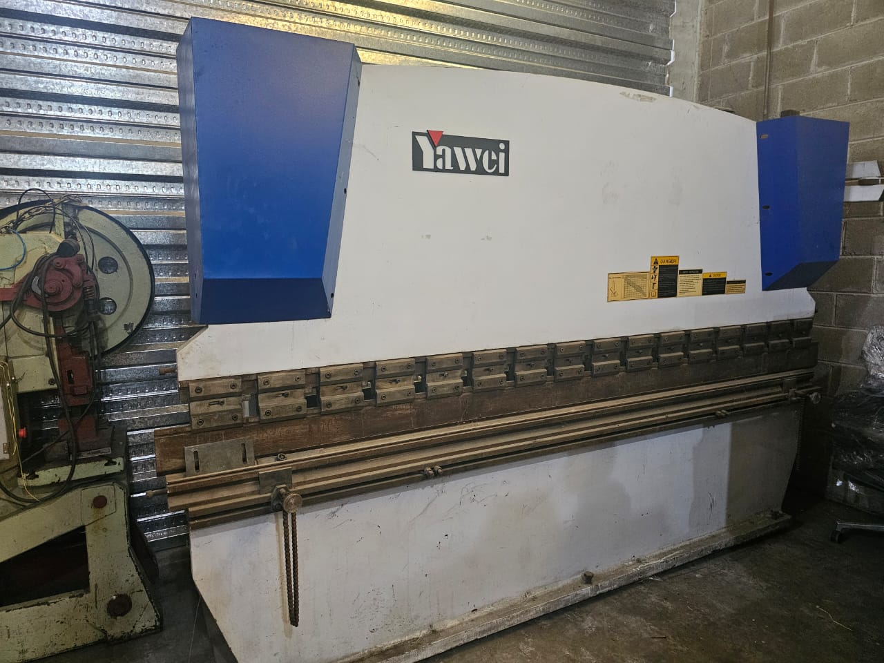 MaquinariasPro, maquinaria industrial, cortadora de chapa, equipo de precisión para metalurgia, máquina de gran tamaño y rendimiento, ideal para procesos metalúrgicos comerciales y de manufactura.