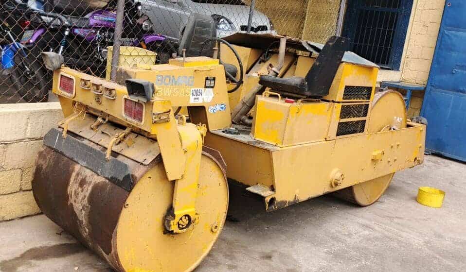 Rodillo compactador de asphaltos usado, maquinaria pesada para construcción de carreteras y obras civiles en perfecto estado.