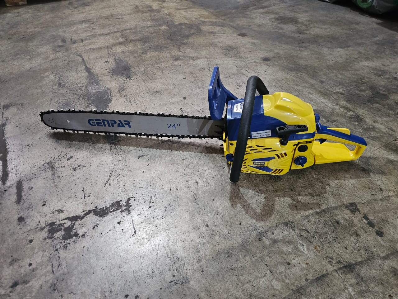 Moto cortacésped eléctrica Genpar de 24 pulgadas, ideal para mantenimiento de áreas verdes, jardín y césped de manera eficiente y ecológica. Perfecta para trabajos domésticos y profesionales.