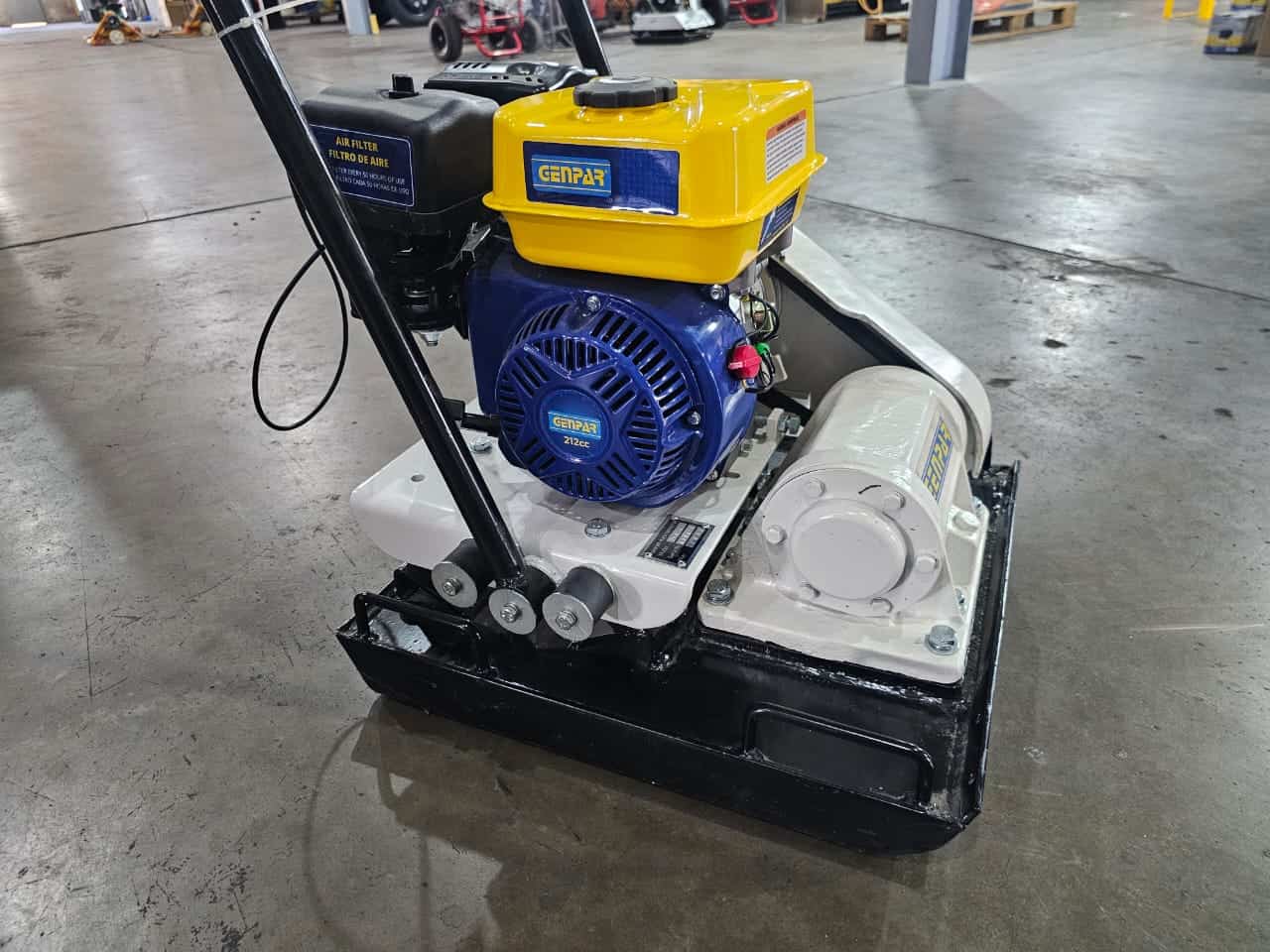 Motor compacto de maquinaria pesada con motor a gasolina, ideal para niveladoras y obras de construcción, marca Genpar, modelo 212cc, diseñado para rendimiento y durabilidad en trabajos pesados.