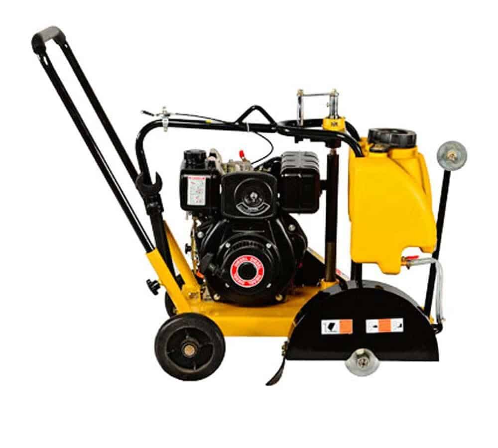 Maquinaria compacta para construcción y mantenimiento, con motor potente, tanque de agua y ruedas resistentes, ideal para proyectos de alta exigencia.