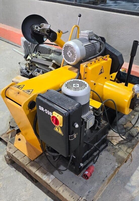 Cortadora de concreto industrial, maquinaria pesada de alta performance, ideal para proyectos de construcción y obras civiles, compatible con generadores y fuentes de energía eficientes.