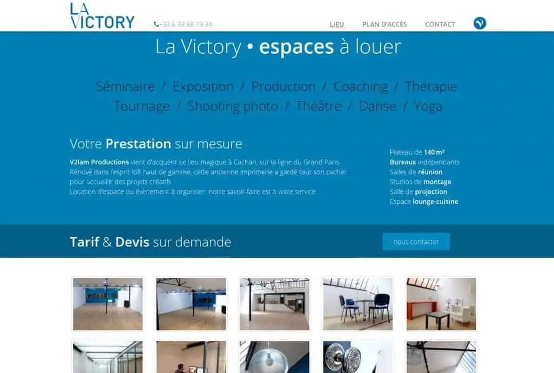 Espace de coworking lumineux avec mobilier moderne et grande hauteur sous plafond.