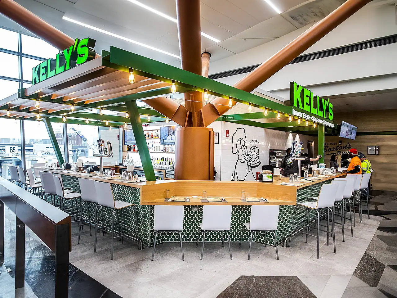 Kelly's Roast Beef Restaurant & Bar at Boston Logan International Airport (View of bar from side)