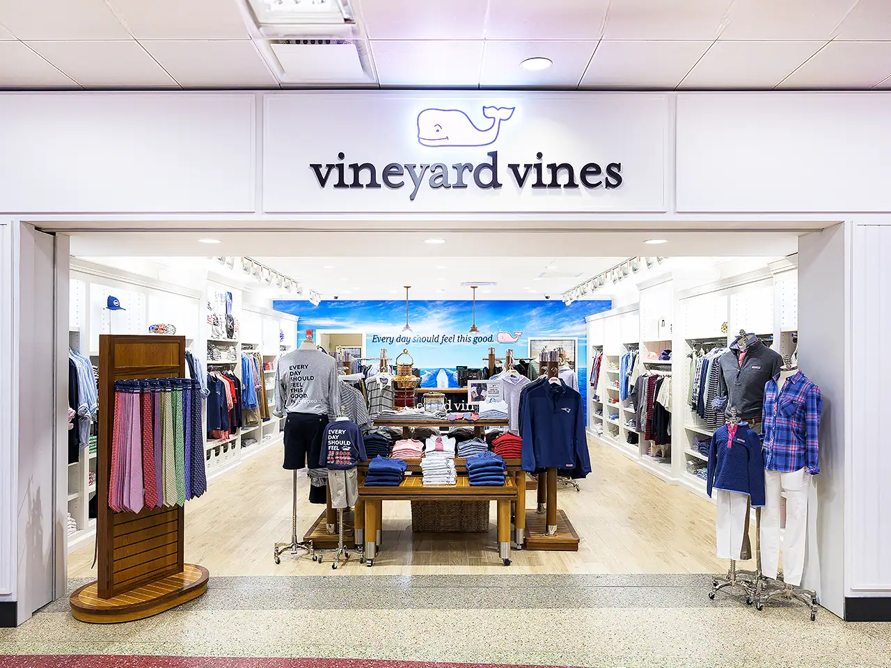 vineyard vines Storefront at Boston Logan International Airport