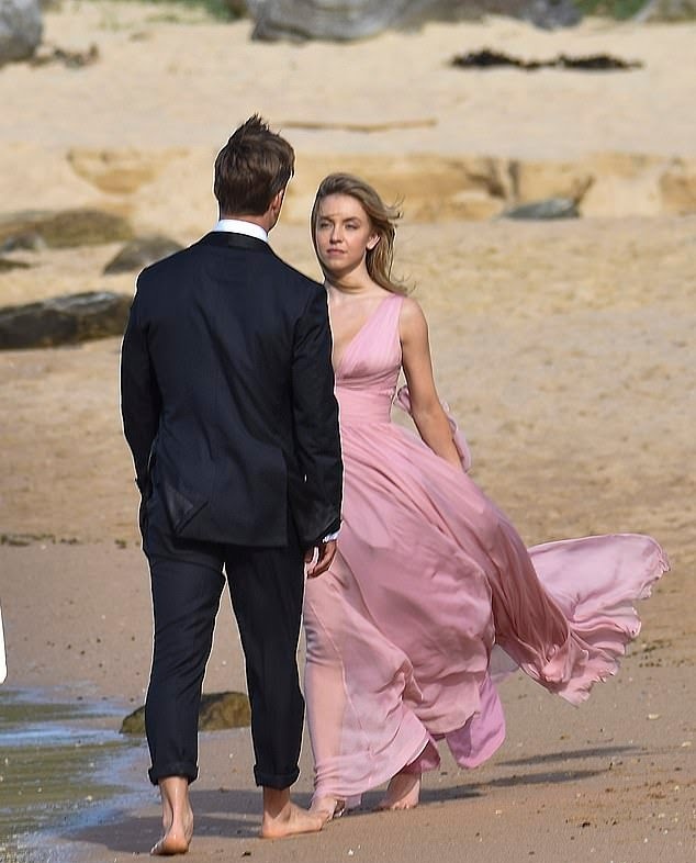 Sydney Sweeney and Glen Powell spotted In Maroubra Beach