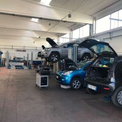 riparazione e manutenzione automobilistica con tecnologia all'avanguardia