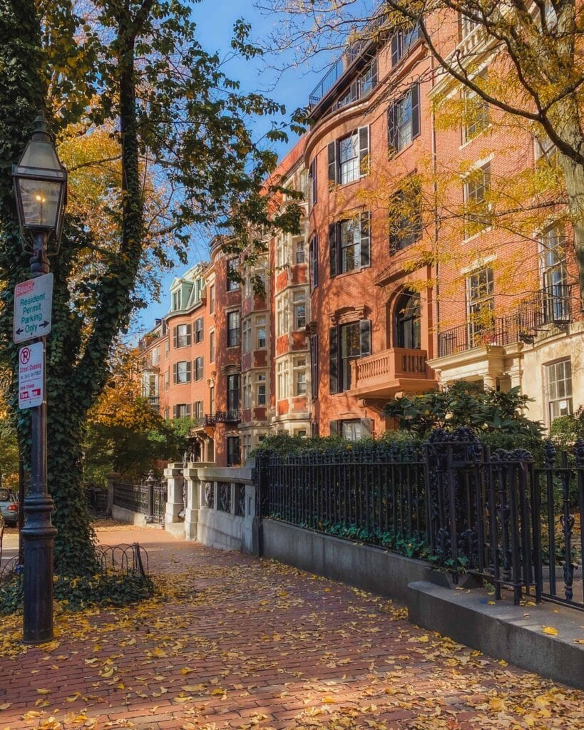 The aesthetic in the fall in Boston is lovely especially this area in Beacon Hill with foliage adorning the cobblestone walkways and historic brownstones. You may even see an old oil lamp in this area as well!