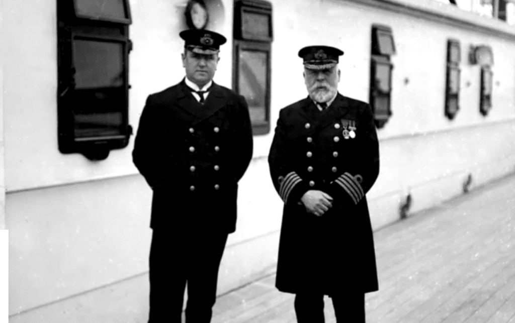 Kapiteni Edward Smith (iburyo) wari uyoboye ubwato bwa Titanic