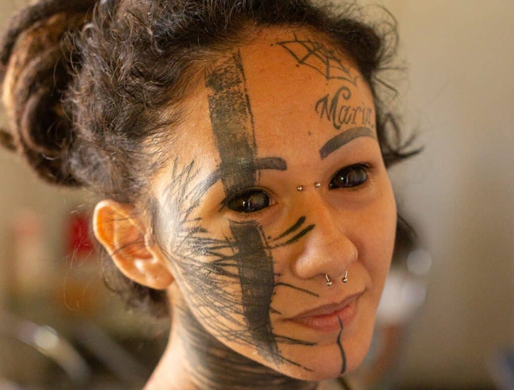 Umuntu ufite amaso y'umukara kubera tatuwaje