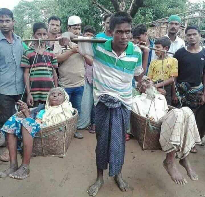 Mohammed Ayoub ahetse ababyeyi be ku rutugu mu bitebo bibiri.