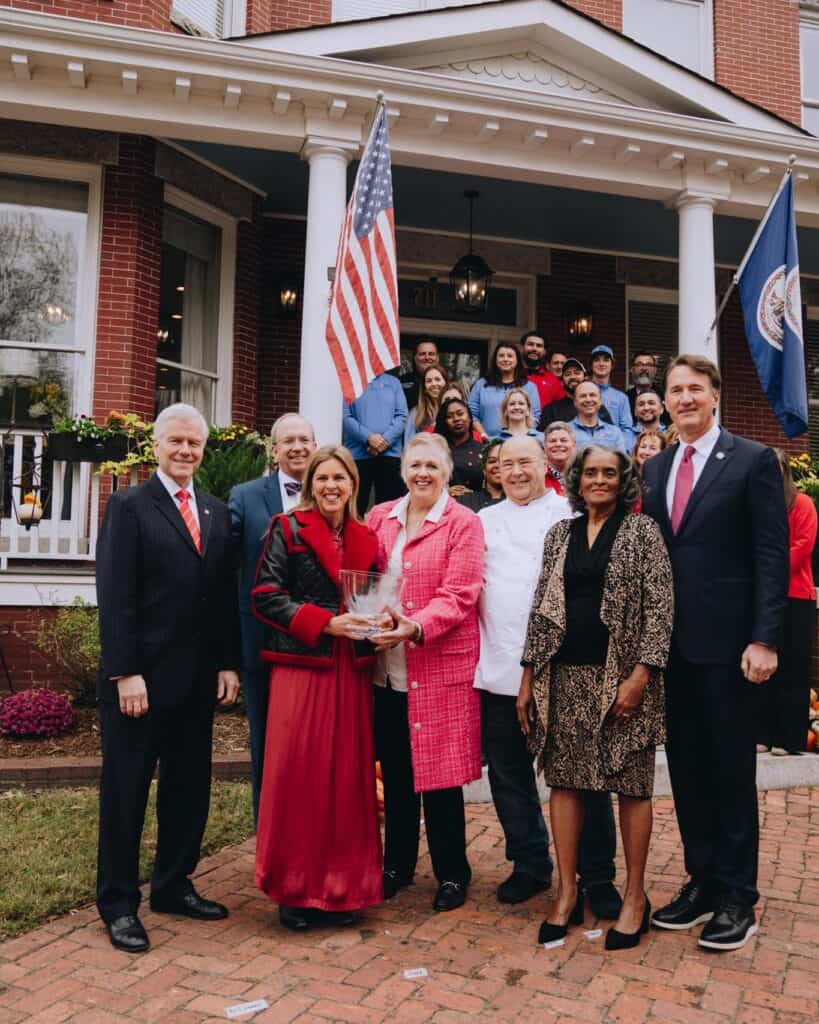 overnor Glenn Youngkin and First Lady Suzanne Youngkin presenting the Spirit of Virginia Award to Mercy Chefs.