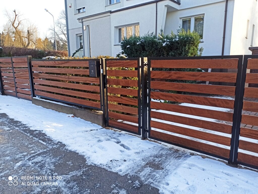 Solidne ogrodzenie palisadowe z drewna i metalu - Metal-Serwis Obrzycko.