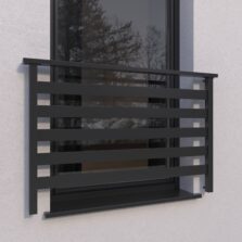 Nowoczesny balkon francuski z balustradą zewnętrzną ALUcore, wykonany z aluminium, na białej ścianie budynku - ogrodzenie Metal-Serwis Obrzycko.