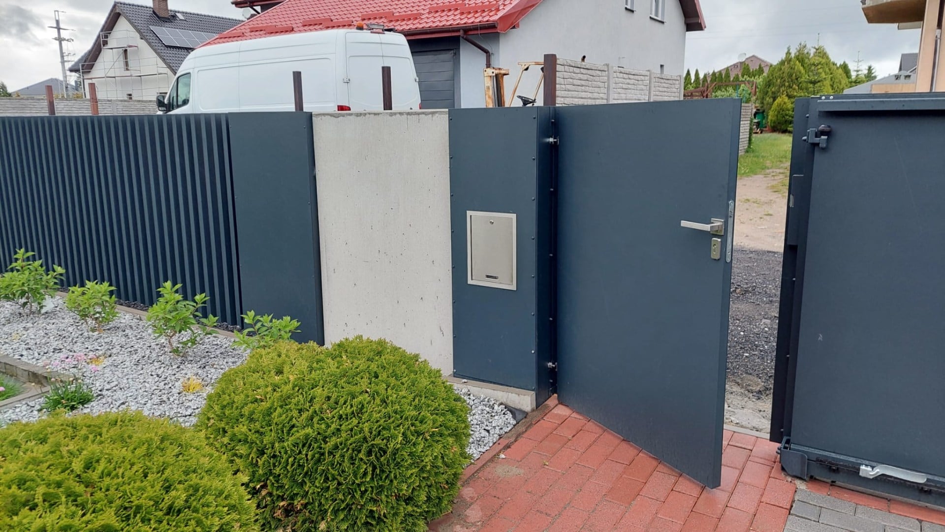 Przedstawione nowoczesne, solidne ogrodzenie panelowe z metalowych elementów, zapewniające prywatność i bezpieczeństwo - ogrodzenie Metal-Serwis Obrzy.