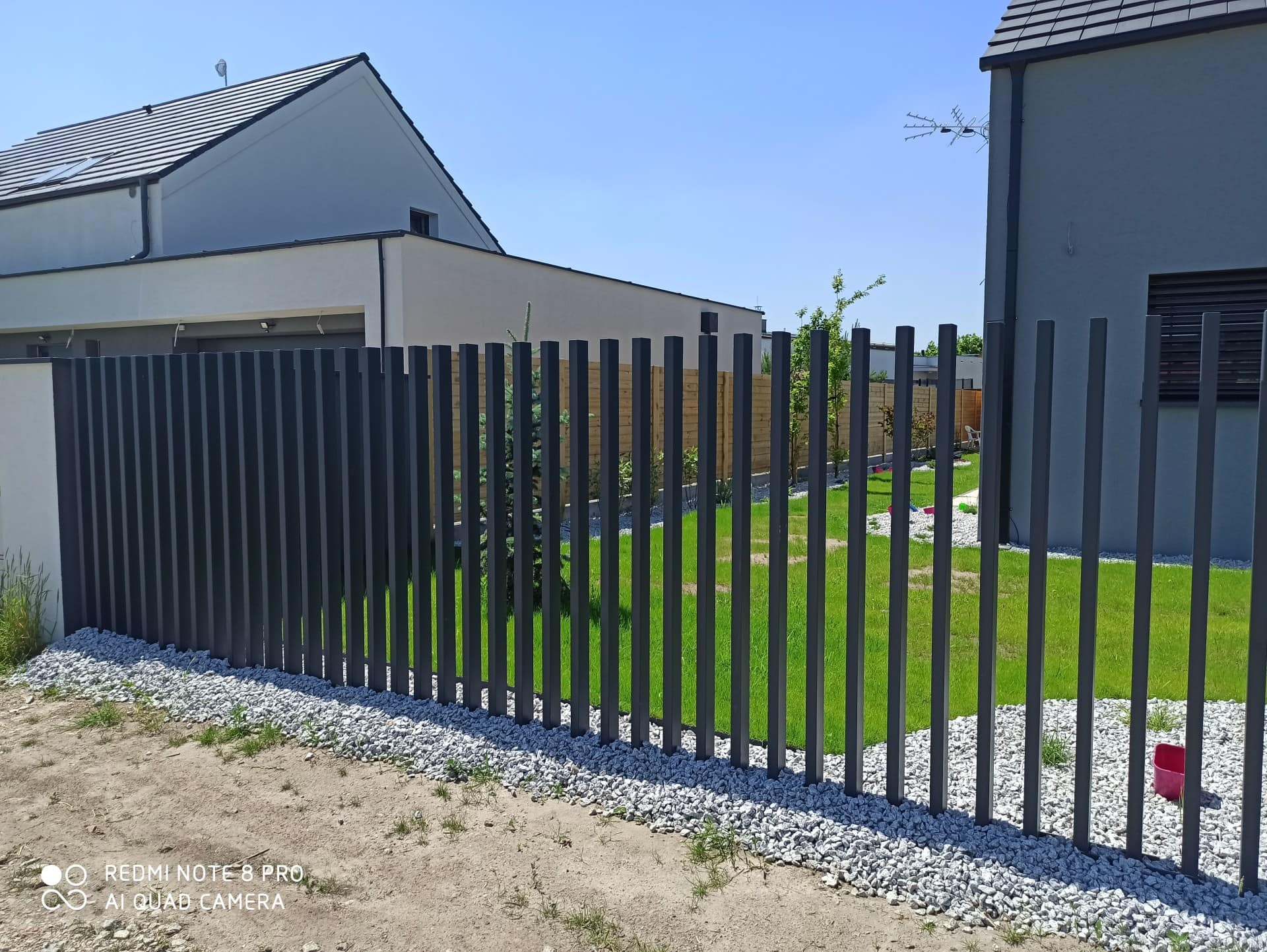 Ogrodzenie palisadowe z metalu, czarne, nowoczesne i solidne - ogrodzenie Metal-Serwis Obrzycko.