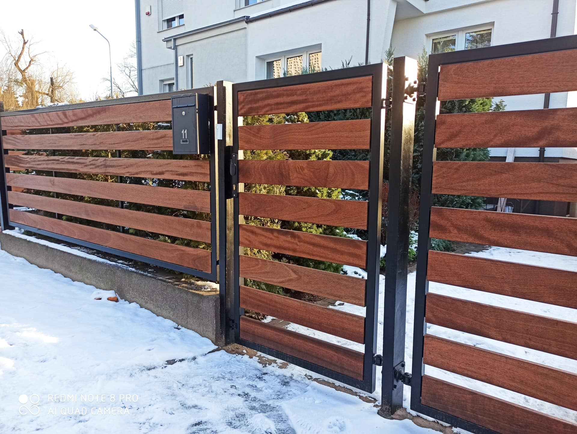 Panelowe ogrodzenie z drewnianymi lamelami i metalową ramą - ogrodzenie Metal-Serwis Obrzycko.