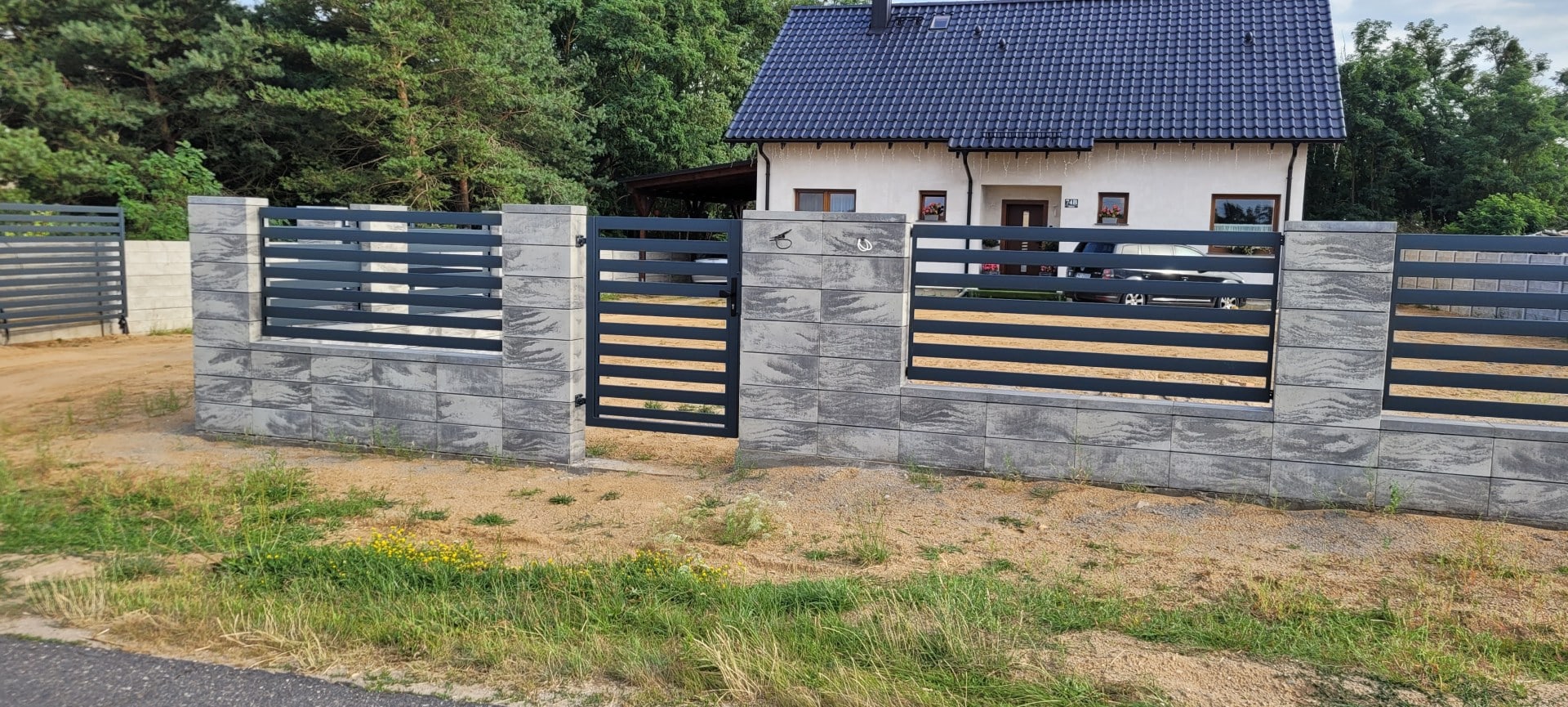 Przedstawione nowoczesne ogrodzenie palisadowe z metalowych elementów, solidne i trwałe - ogrodzenie Metal-Serwis Obrzycko.