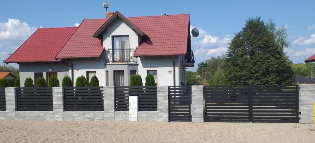 Przedstawione ogrodzenie z czarnych paneli drewnopodobnych, solidne i nowoczesne, wykonane przez Metal-Serwis Obrzycko.