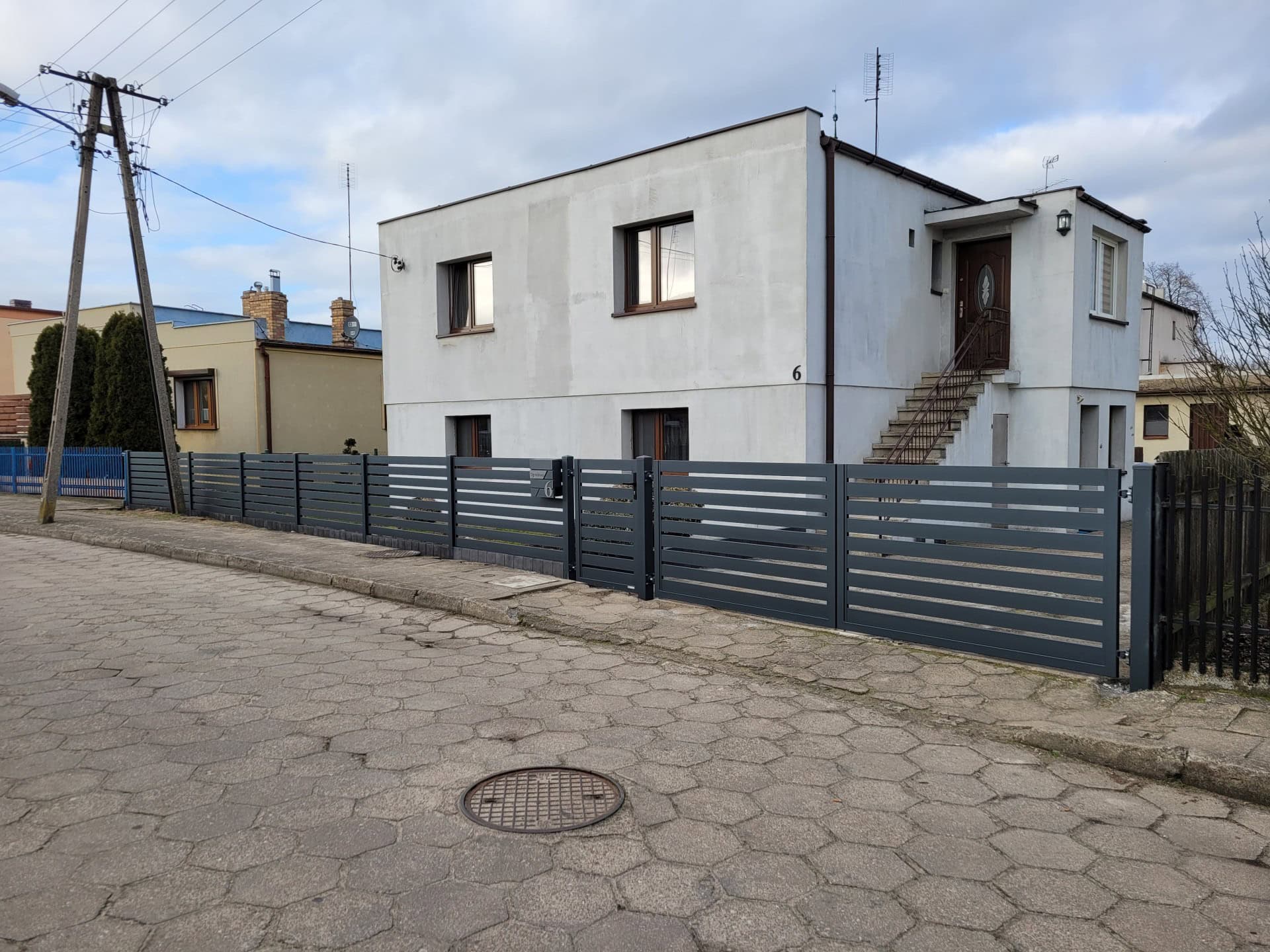 Nowoczesne ogrodzenie palisadowe z metalowych paneli, solidne i trwałe - ogrodzenie Metal-Serwis Obrzycko.