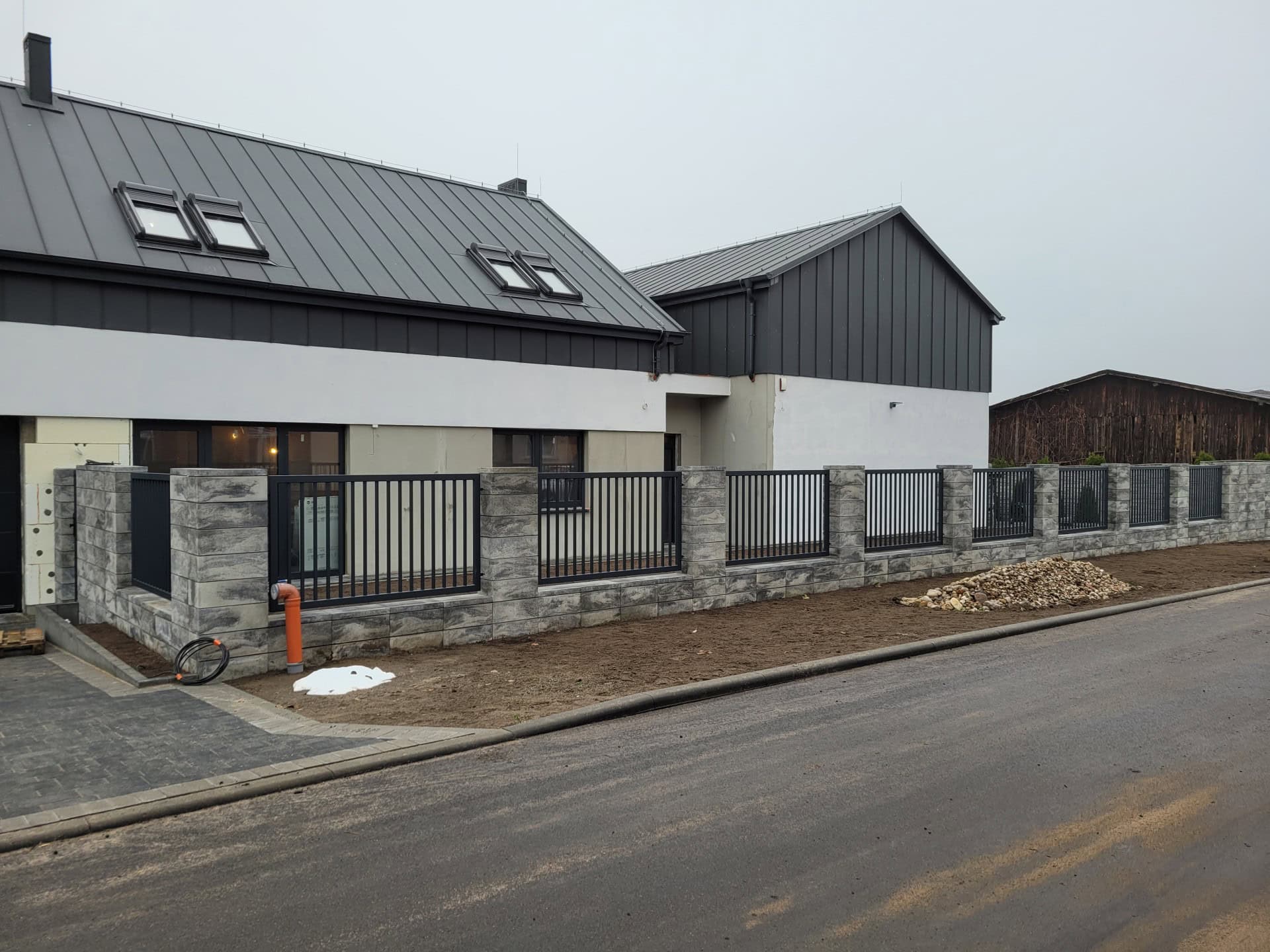 Płot palisadowy z czarnego metalu, nowoczesny i solidny, wykonany przez Metal-Serwis Obrzycko.