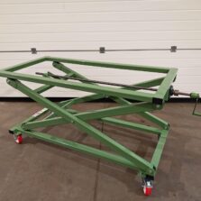 Wózek nożycowy na kółkach, ocynkowany, z regulacją wysokości, do transportu ciężkich przedmiotów - ogrodzenie Metal-Serwis Obrzycko.