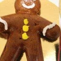 Bonhommes en pain d'épices cuits et décorés, prêts à être dégustés.