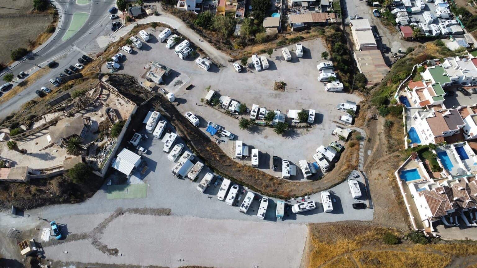 Área de autocaravanas MiluCar en Torrox-Costa, Málaga, con amplias plazas y servicios para autocarav.