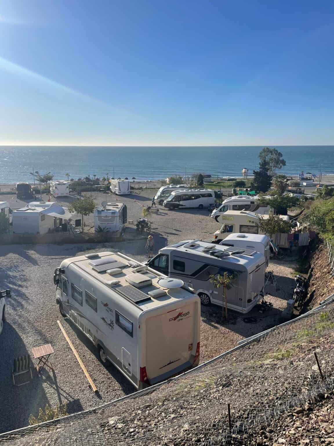 Área de autocaravanas en Torrox-Costa con vistas al mar Mediterráneo.