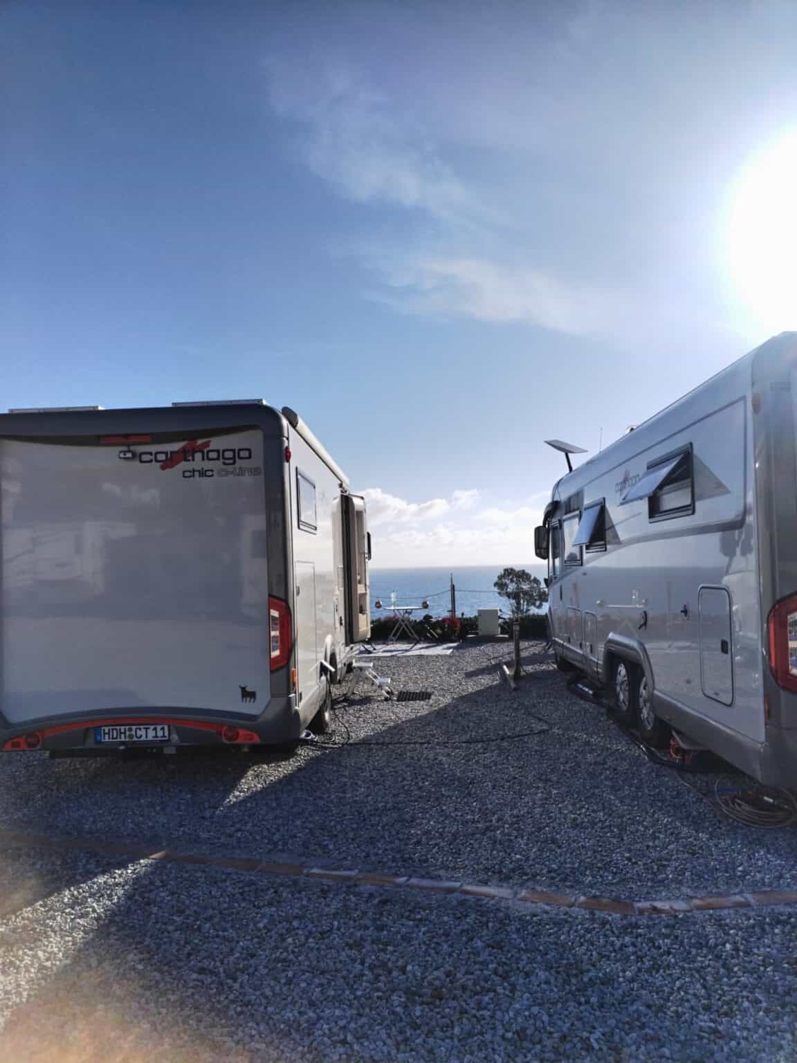 Autocaravanas en área de camping junto al mar en Torrox-Costa, Málaga. Espacio ideal para caravanas.