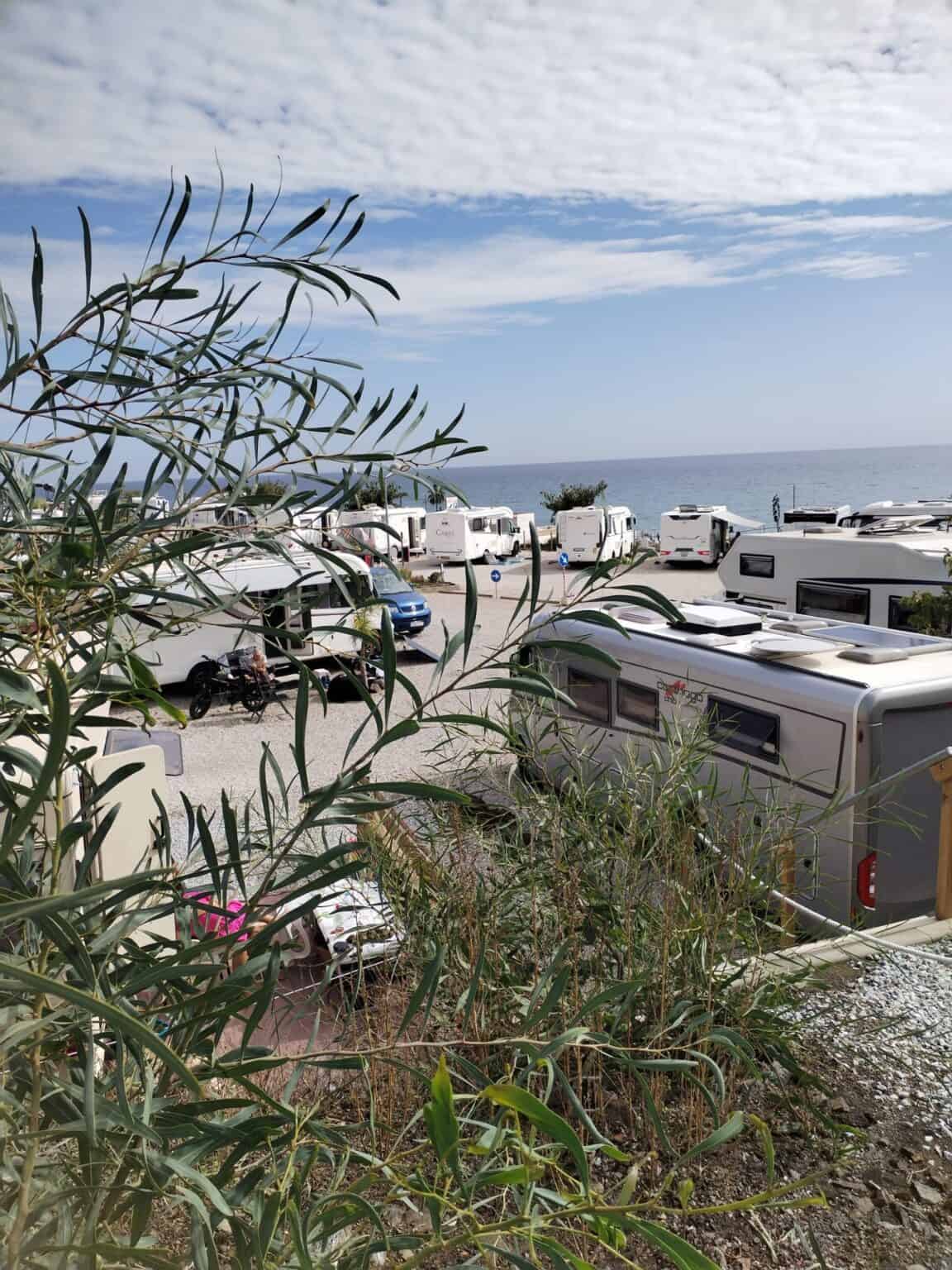 Camping en Torrox con caravanas y vistas al mar.