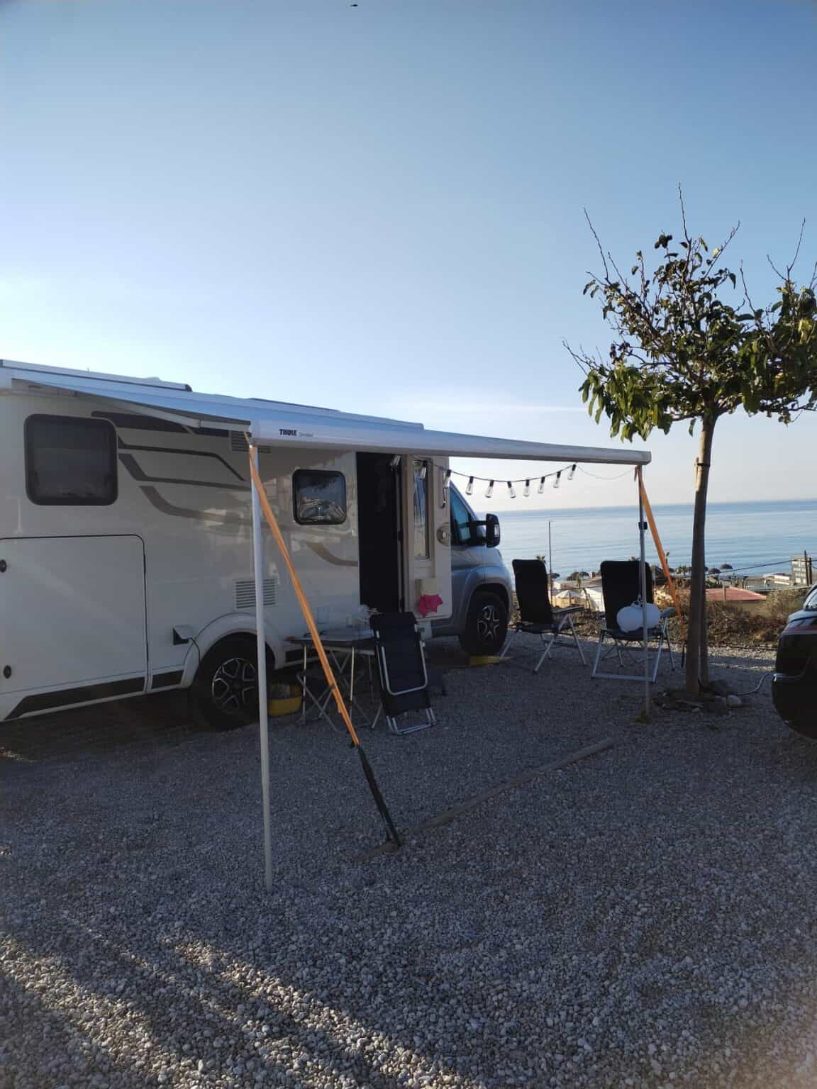 Camping car en la zona de MiluCar Torrox-Costa, vista al mar.