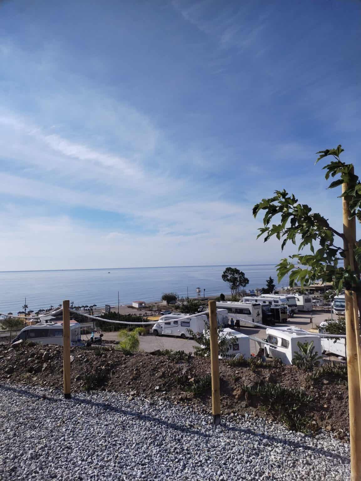 Camping car área en Torrox-Costa con vistas al mar Mediterráneo.