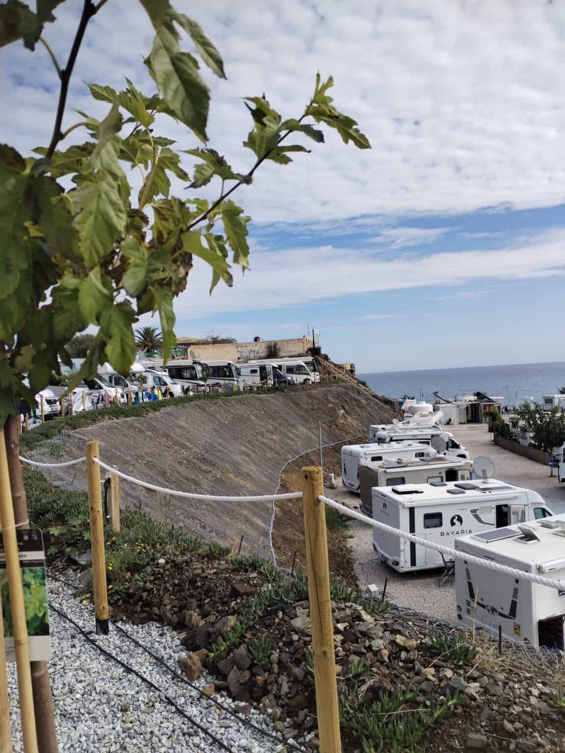 Área de autocaravanas en Torrox-Costa, con vistas al mar y servicios disponibles.