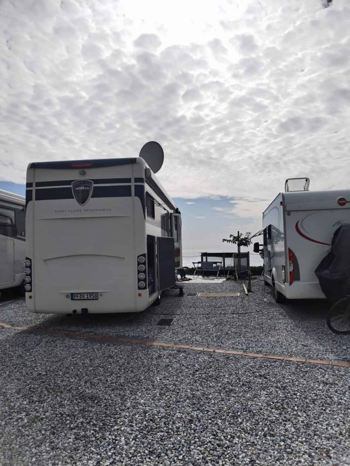 Camping car en el área de MiluCar, Torrox-Costa, con vistas al mar.