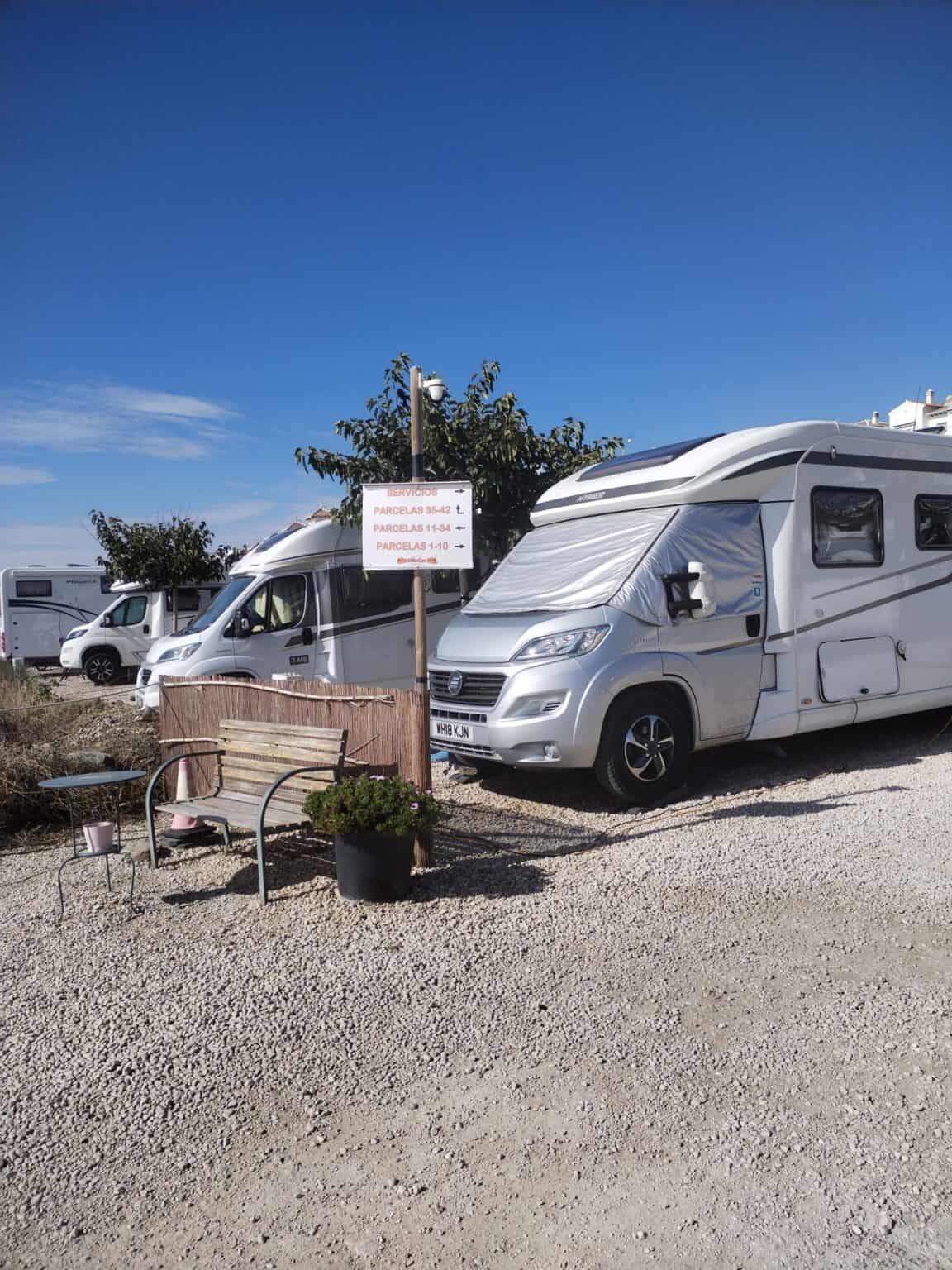 Autocaravanas en la zona de camping MiluCar, Torrox-Costa, con espacios amplios y servicios para via.
