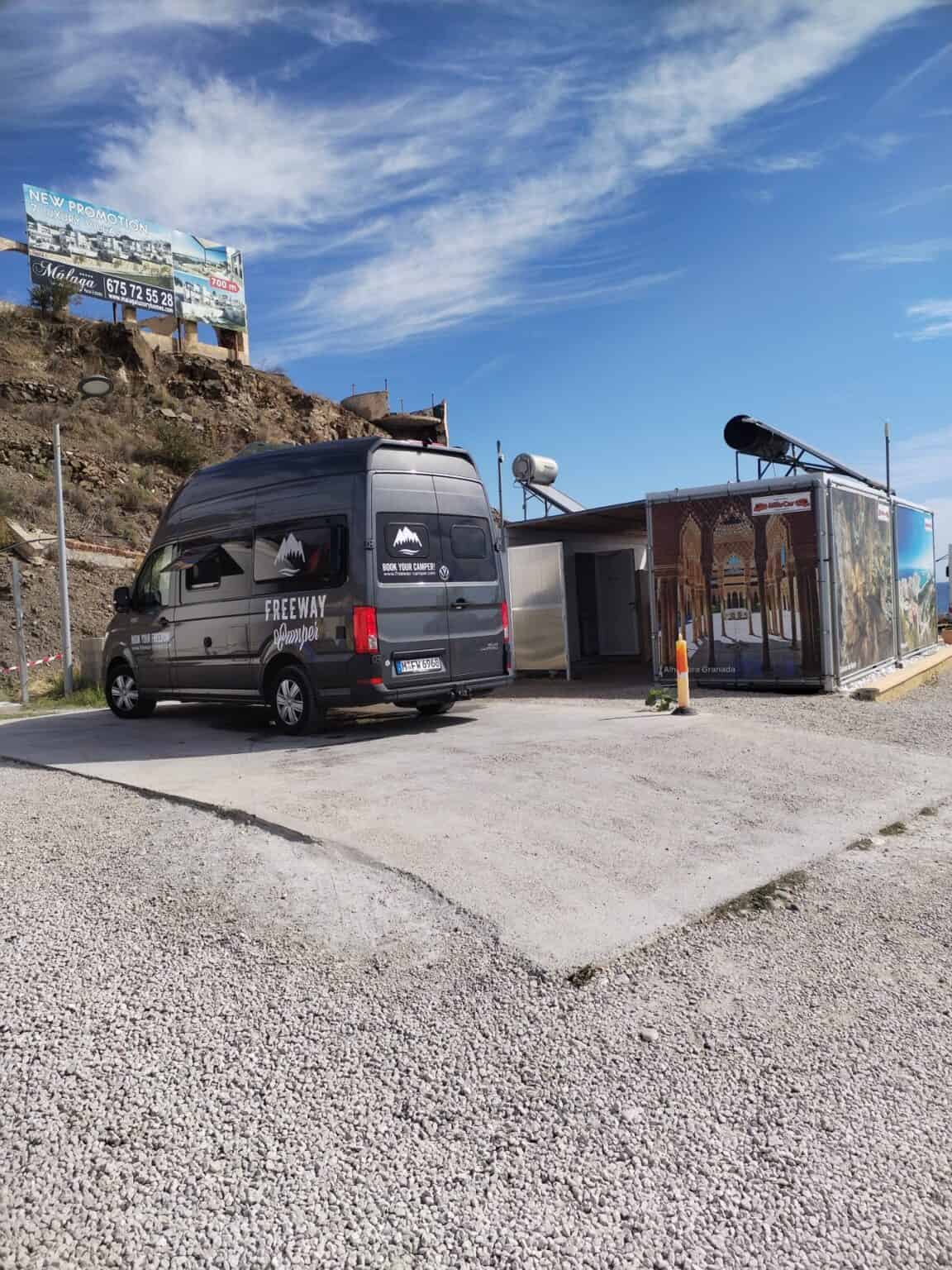 Área de campers en MiluCar Torrox-Costa, Málaga, con servicios y vistas al mar.