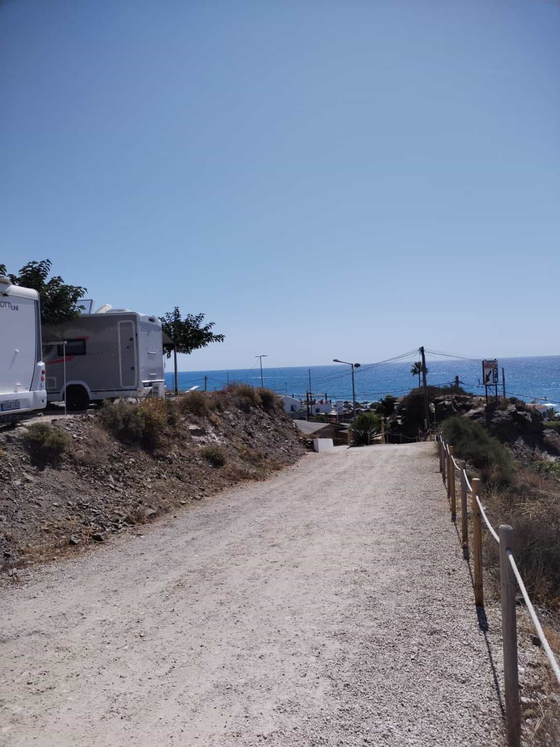 Área de campers en MiluCar Torrox-Costa con vistas al mar y servicios para autocaravanas.