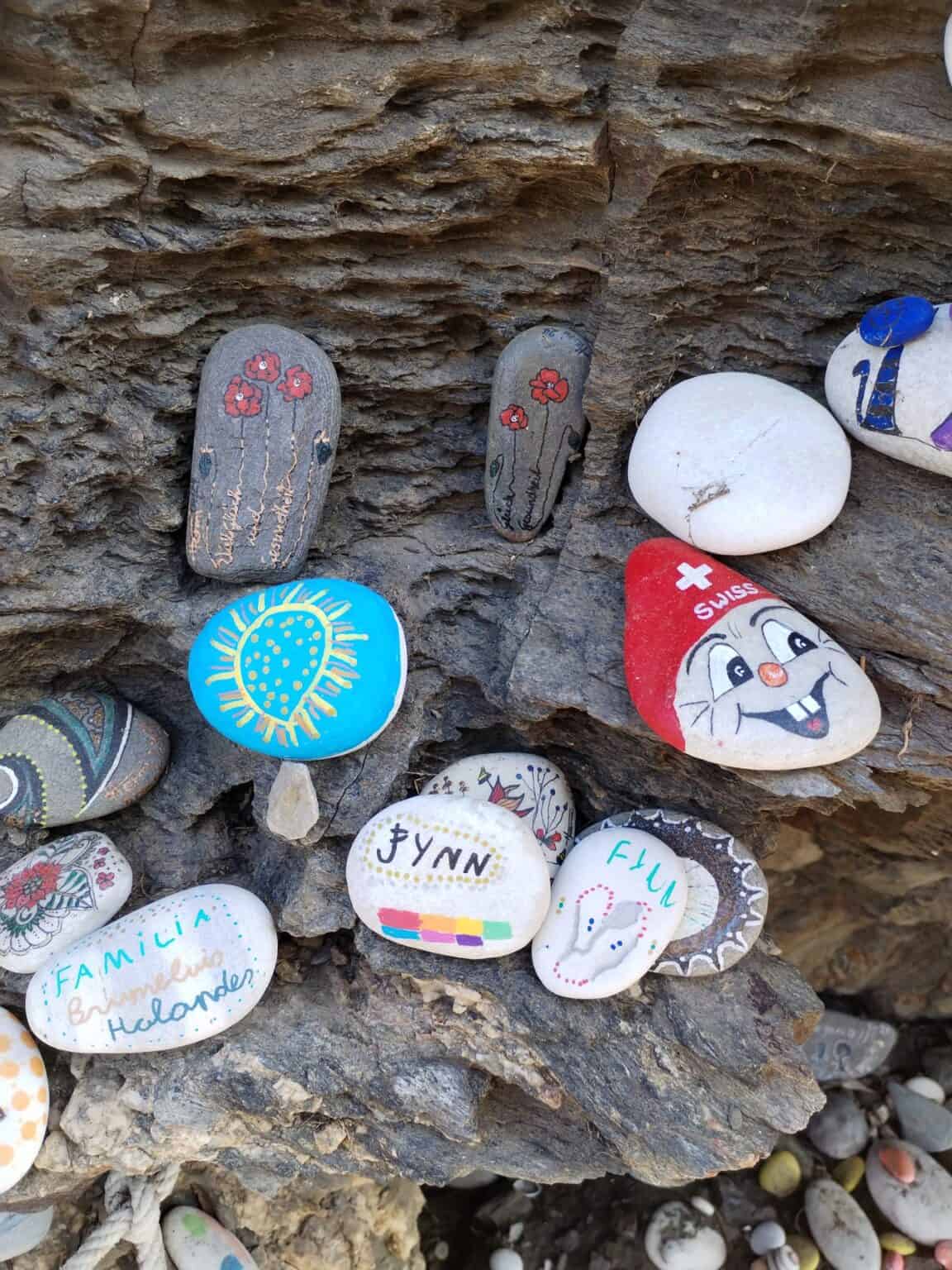 Piedras decoradas con pinturas en la zona de camping en MiluCar Torrox-Costa, ideales para decorar y.
