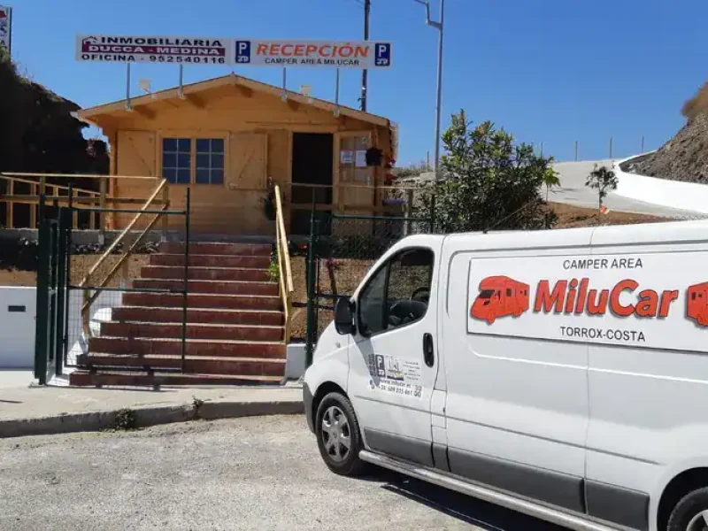 Área de campers MiluCar en Torrox-Costa, instalaciones modernas y cómodas para autocaravanas.