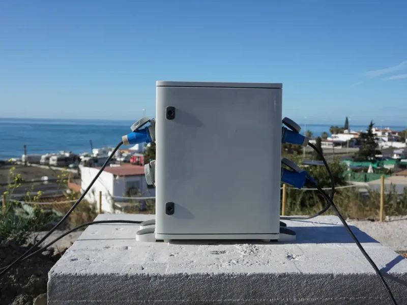 Cargador solar para autocaravanas en MiluCar Torrox-Costa, instalaciones modernas y sostenibles.