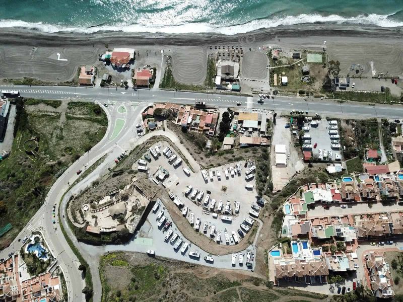 Área de autocaravanas en Torrox-Costa, Málaga, con servicios y espacios para caravanas.