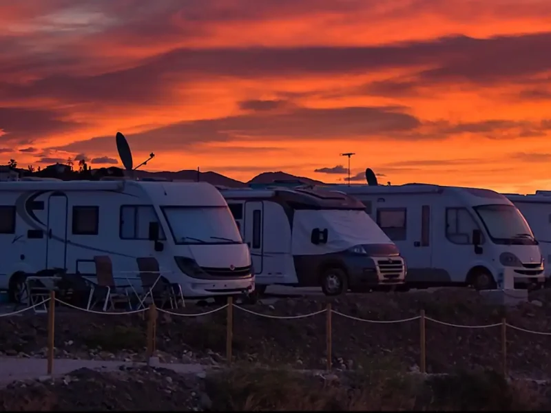 Camping en la zona de caravanas en MiluCar Torrox-Costa, con vistas al atardecer.
