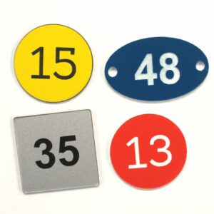 Placas numeradas en plástico bicapa