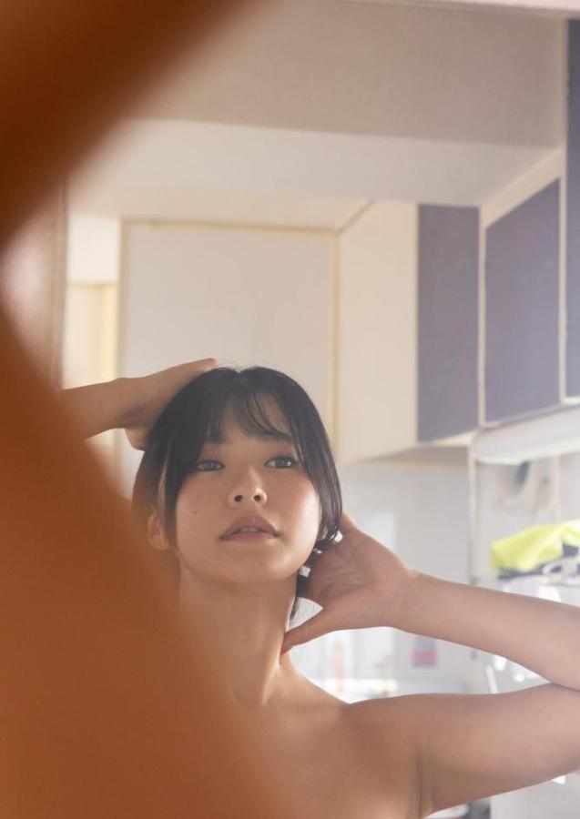 宮越虹海1stヌード写真集『幼なじみ、脱ぎました。』 hitomiエロ漫画raw(同人誌)無料サンプル画像002