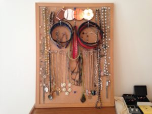 jewelry organization hacks