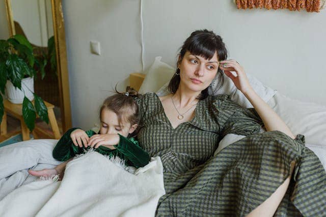 Мама с ребёнком дома — забота о семье и финансовой стабильности